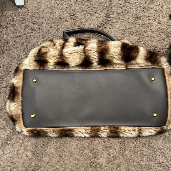 Weekender Bag with Matching Blanket - Picture 2 of 3